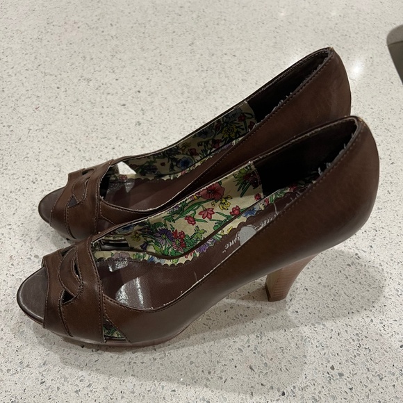 Sarah Jayne Heels - Picture 1 of 7